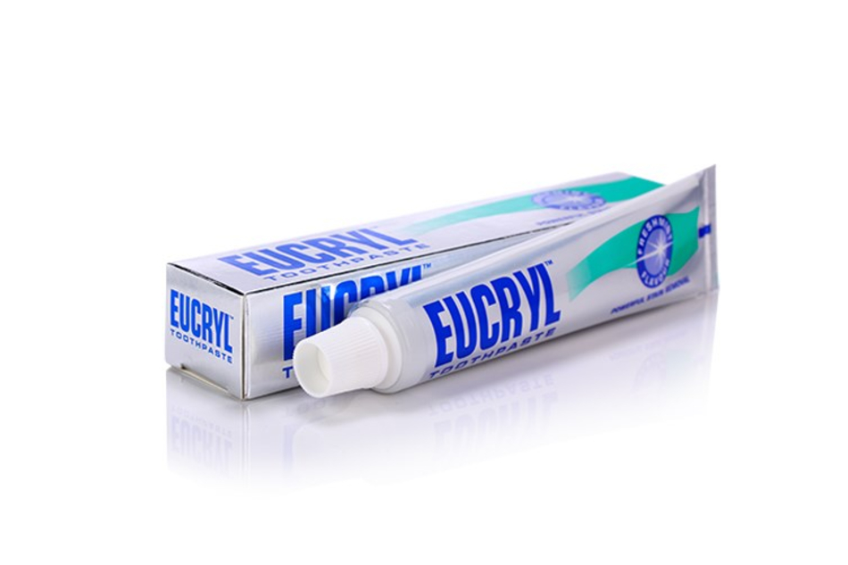 Sản phẩm kem đánh răng Eucryl được đánh giá cao vì có khả năng làm sạch và trắng răng đặc biệt phù hợp với những người thường xuyên sử dụng các chất dễ làm ố răng như thuốc lá, chè, cà phê